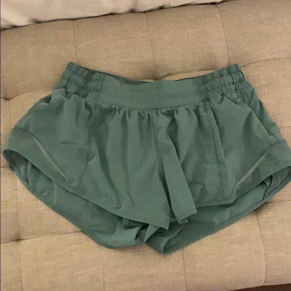 lululemon hotty hot short 2.5"